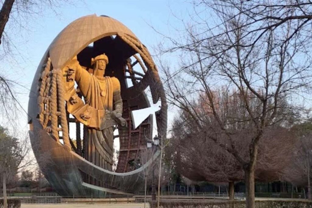 Escultura “Nacimiento de un Hombre Nuevo” en Sevilla, muestra a Cristóbal Colón dentro de una esfera que representa el mundo, rodeado de símbolos náuticos. Obra de Zurab Tsereteli.