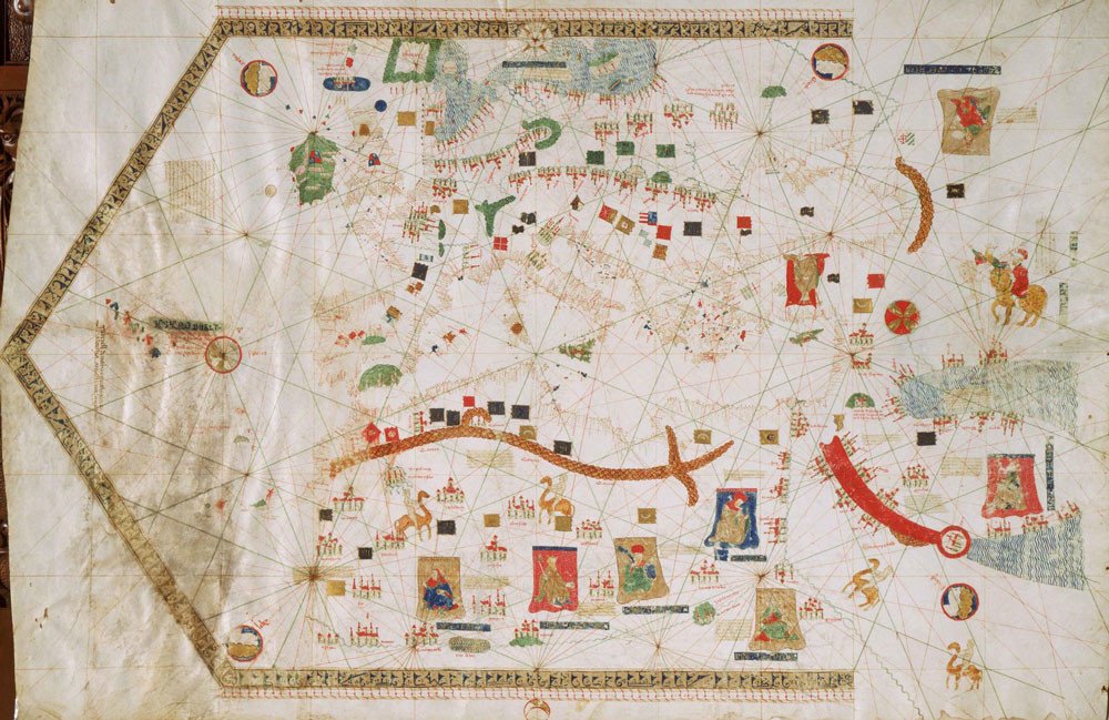Mapa antiguo ilustrado con líneas de navegación, figuras humanas, animales y banderas, representando territorios conocidos durante la era de los descubrimientos. Autor desconocido.